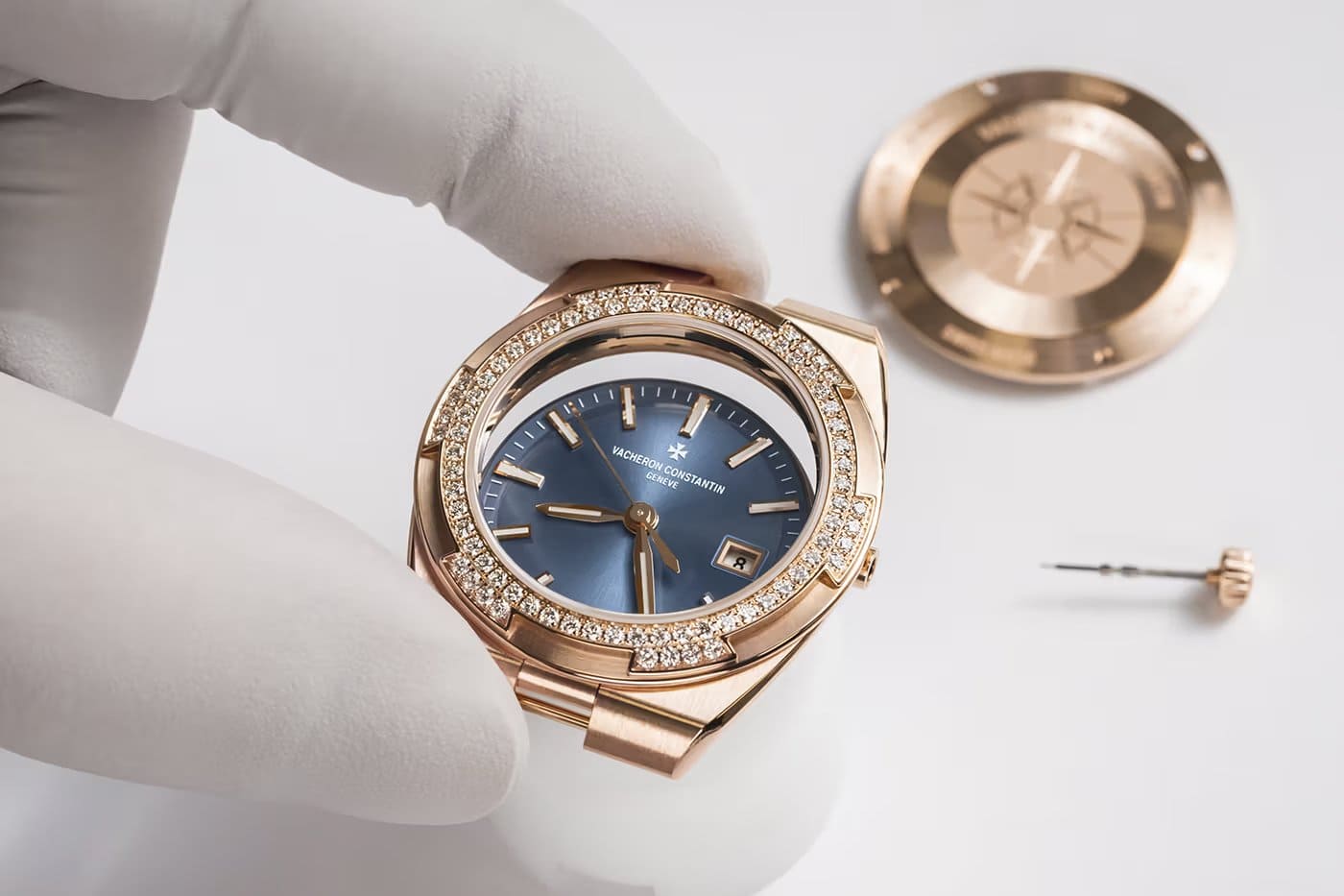 Vacheron Constantin Overseas quartz 33 mm watch in rose gold